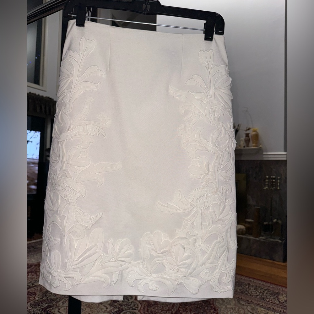 WHBM white skirt appliqué flowers. Size 4. Cotton blend. Used good conditionion